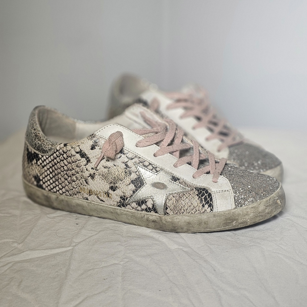 Stylish Women's Sneakers with Pink Accents